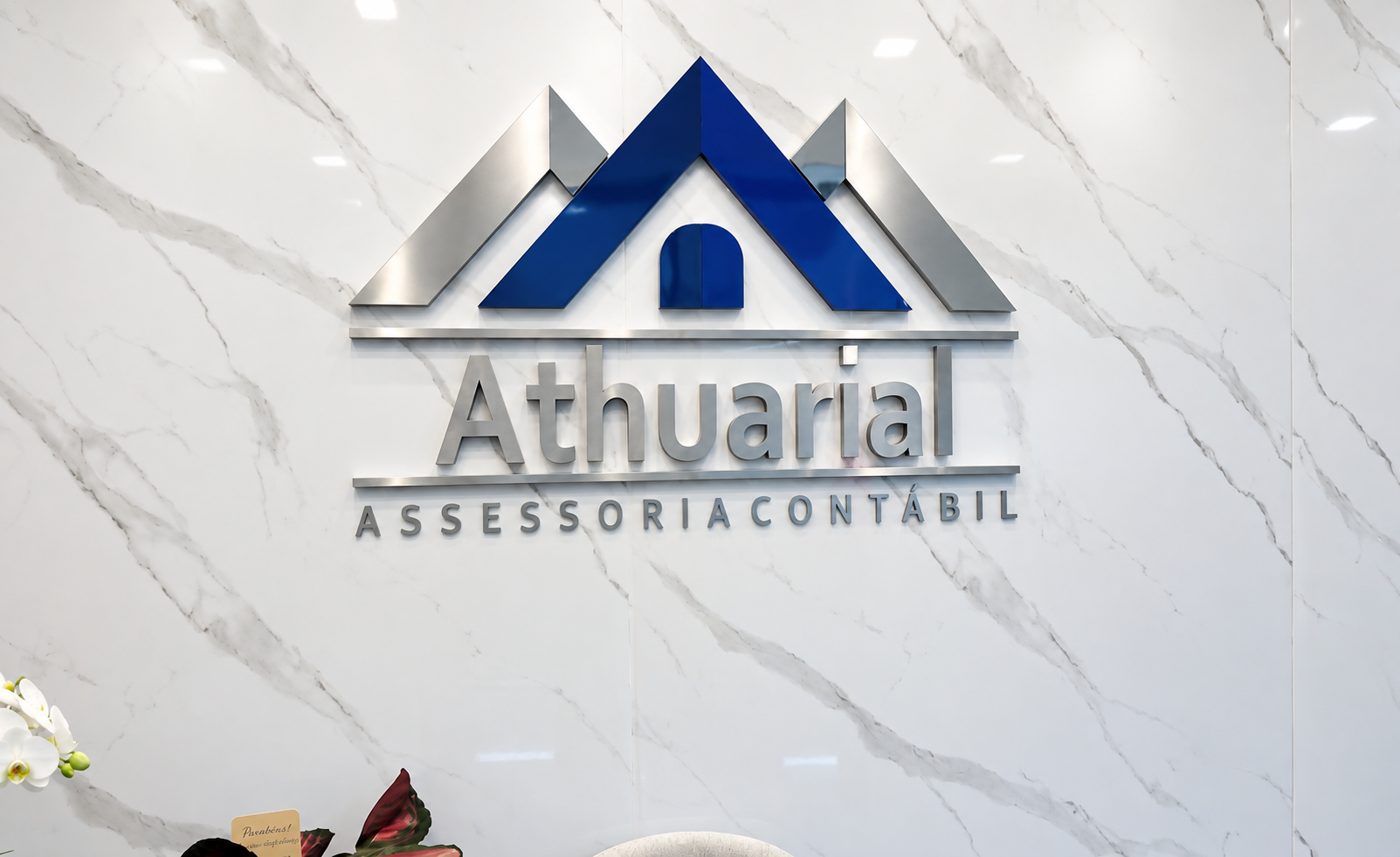 Logotipo da Athuarial na parede de mármore da recepção